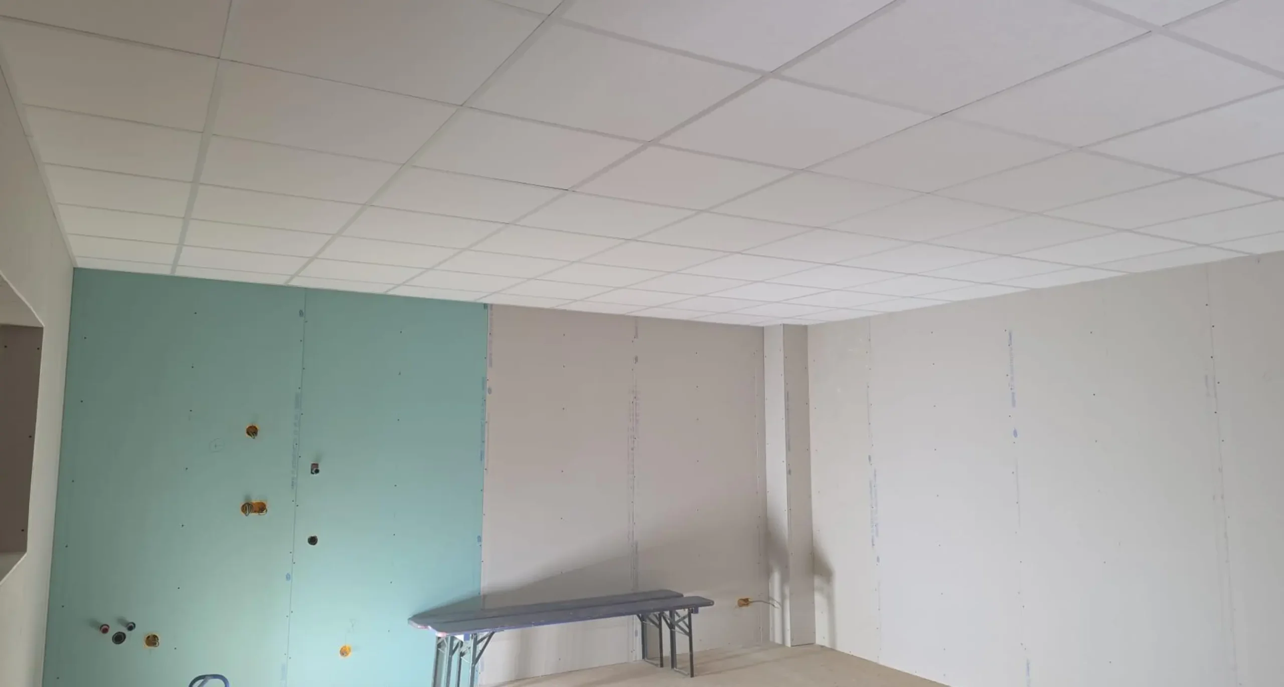 Ossature métallique de cloison en placo avec montants et rails bien espacés sur un chantier de plaquisterie dans le Sundgau
